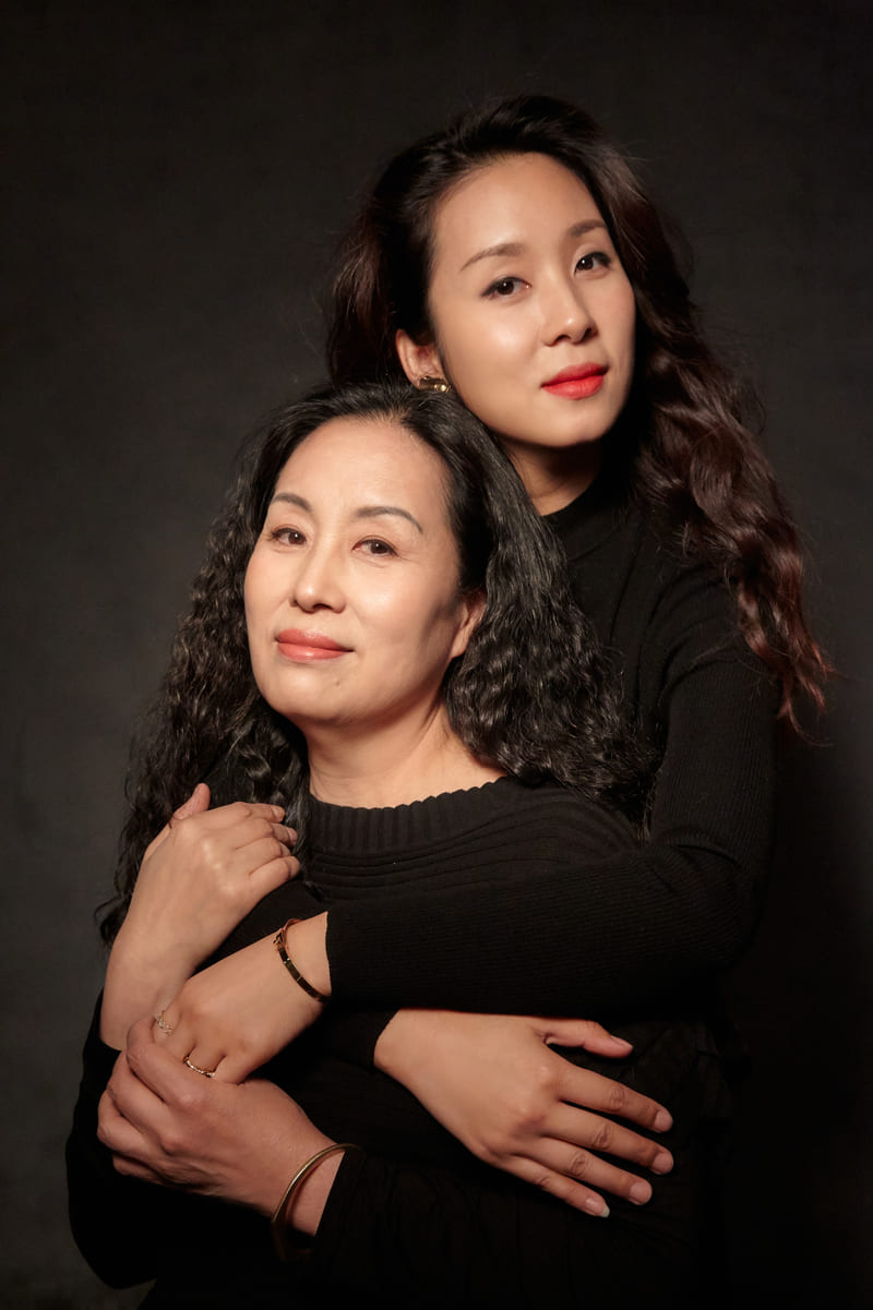 黑白肖像：母亲与女儿靠在一起