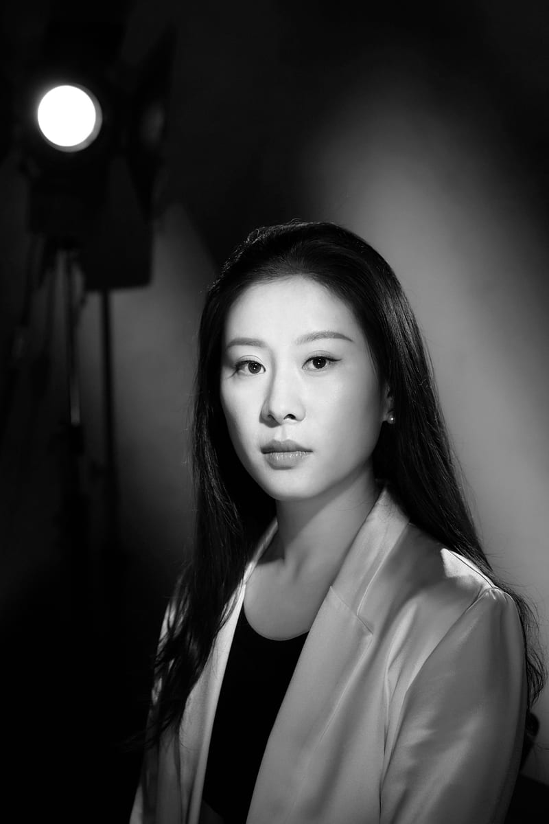 黑白肖像：女性侧身，一束光落在她的发际